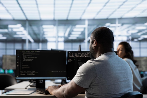 Technicien écrivant un code protégeant le centre de données d'un accès non autorisé