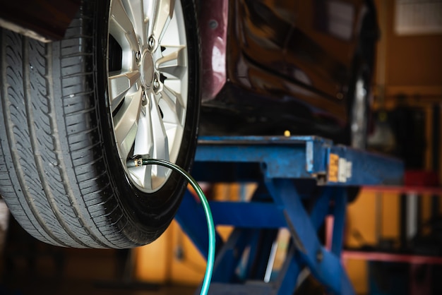 Photo gratuite le technicien est gonfler pneu de voiture, sécurité de transport de service de maintenance automobile