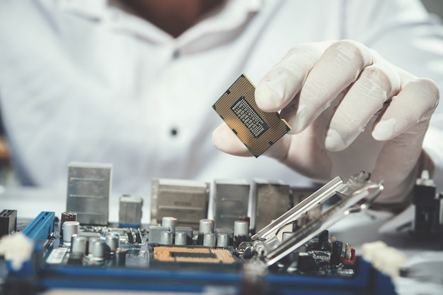 Le technicien réparant l&#39;ordinateur, le matériel informatique, la réparation, la mise à niveau et la technologie