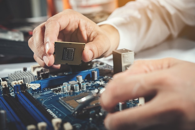 Le technicien réparant l&#39;ordinateur, le matériel informatique, la réparation, la mise à niveau et la technologie