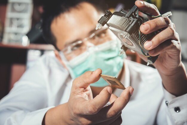 Le technicien réparant l&#39;ordinateur, le matériel informatique, la réparation, la mise à niveau et la technologie