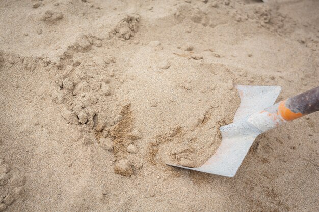 Les techniciens de la construction mélangent du ciment, de la pierre et du sable pour la construction.