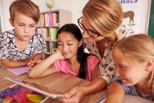 Photo gratuite la technologie sans fil aide les enfants à apprendre