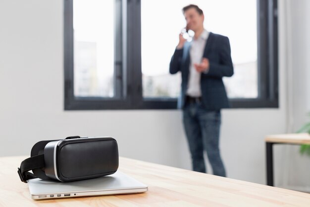Technologie VR en gros plan sur le bureau