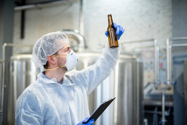 Technologue vérifiant la qualité de la bière dans la brasserie