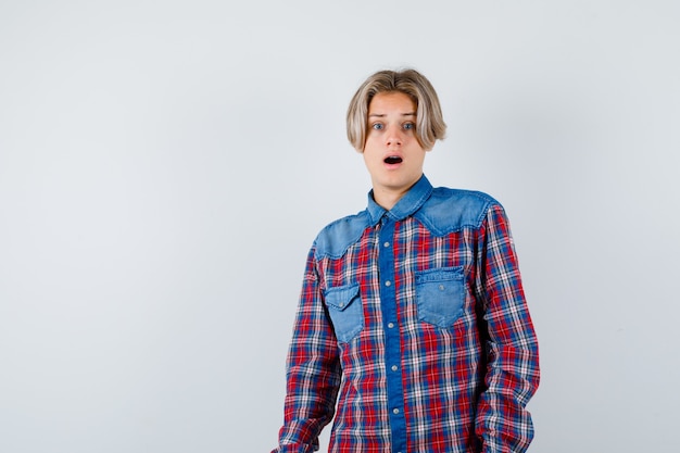 Teen Boy En Chemise à Carreaux Et à La Peur , Vue De Face.