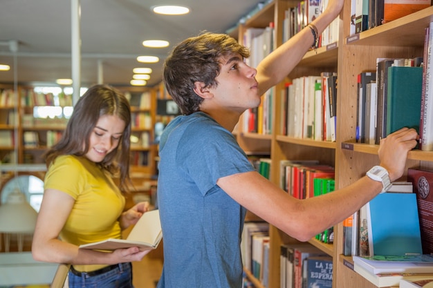 Teen boy, choisir, livre, près, lecture, petite amie