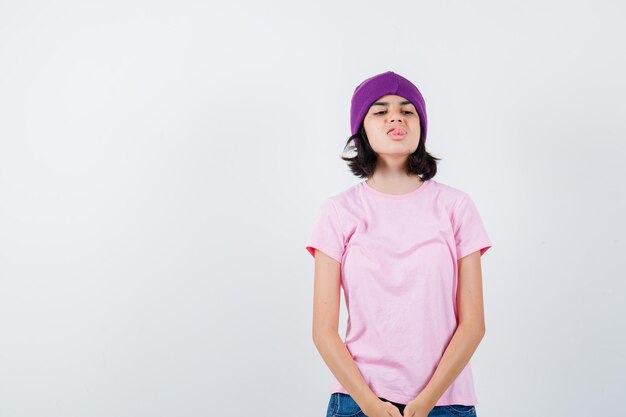 Teen femme en chemise à carreaux et bonnet gesticulant isolé