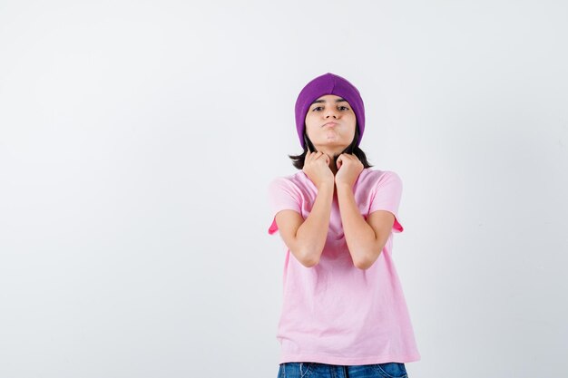 Teen femme en chemise à carreaux et bonnet gesticulant isolé