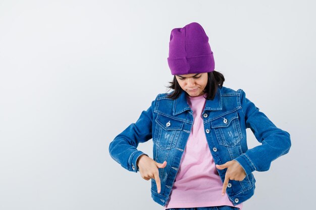 Teen femme en chemise à carreaux et bonnet gesticulant isolé