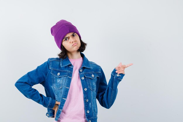 Teen femme en chemise à carreaux et bonnet gesticulant isolé