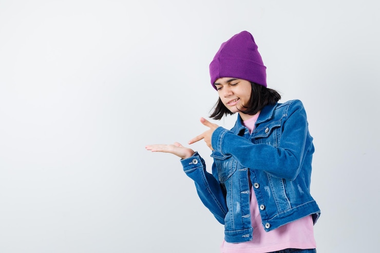 Photo gratuit teen femme en chemise à carreaux et bonnet gesticulant isolé