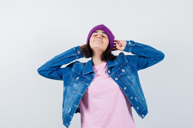 Teen femme en chemise à carreaux et bonnet gesticulant isolé