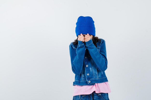 Teen femme en chemise à carreaux et bonnet gesticulant isolé