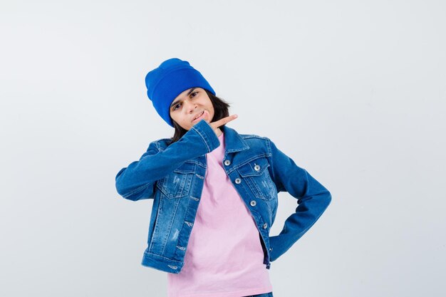 Teen femme en chemise à carreaux et bonnet gesticulant isolé