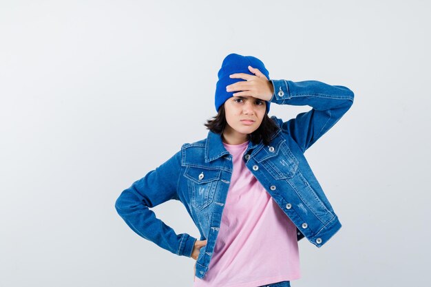 Teen femme en chemise à carreaux et bonnet gesticulant isolé