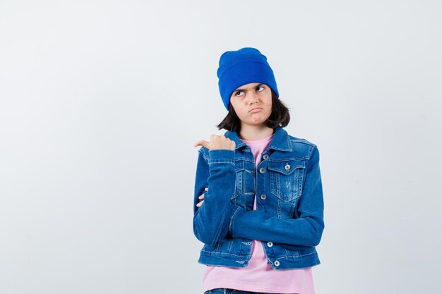 Teen femme en chemise à carreaux et bonnet gesticulant isolé