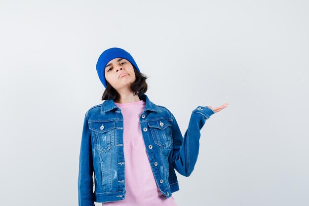 Teen femme en chemise à carreaux et bonnet gesticulant isolé