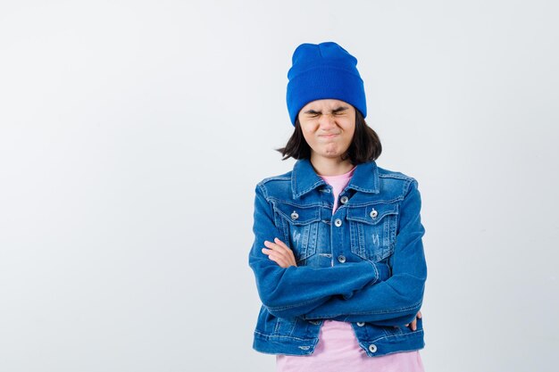 Teen femme en chemise à carreaux et bonnet gesticulant isolé