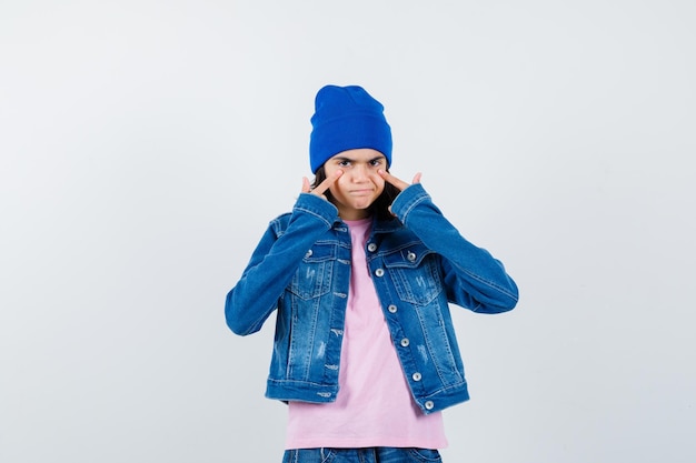 Teen femme en chemise à carreaux et bonnet gesticulant isolé