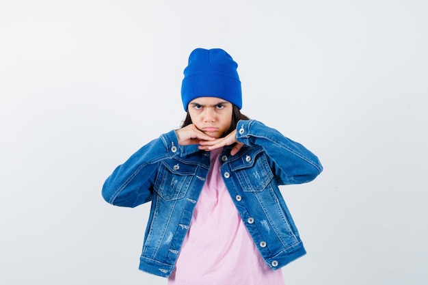 Teen femme en chemise à carreaux et bonnet gesticulant isolé