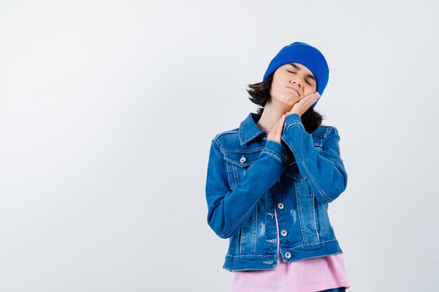 Teen femme en chemise à carreaux et bonnet gesticulant isolé