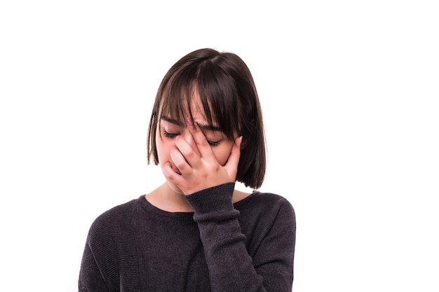 Teen femme avec mal de tête tenant sa main à la tête, isolée