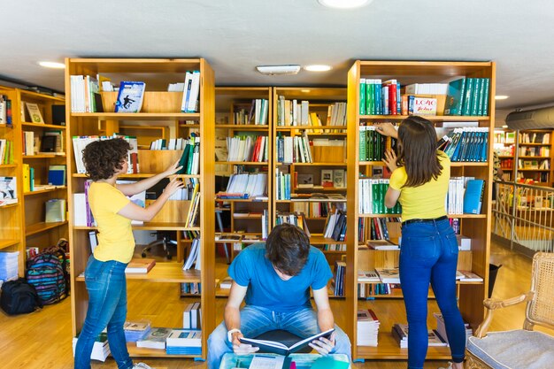 Teen filles choisissant des livres près de lire un ami