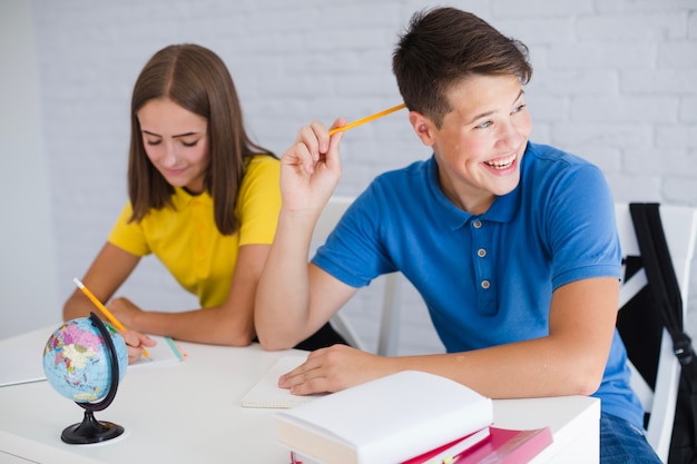 Photo gratuite teen garçon s'amusant à la leçon