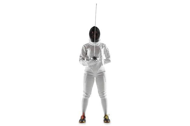 Teen girl en costume d'escrime avec l'épée à la main isolé sur fond blanc.