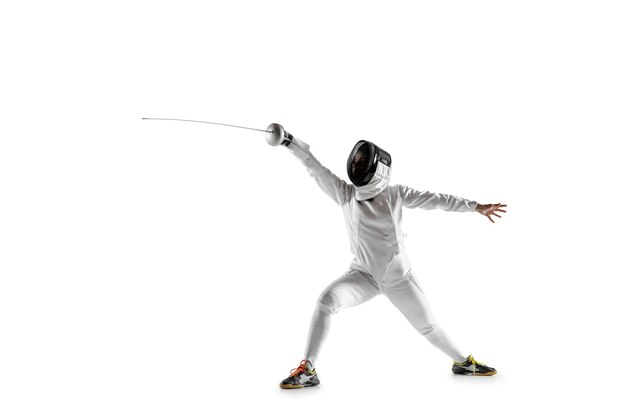 Teen girl en costume d'escrime avec épée à la main isolé sur fond de studio blanc.