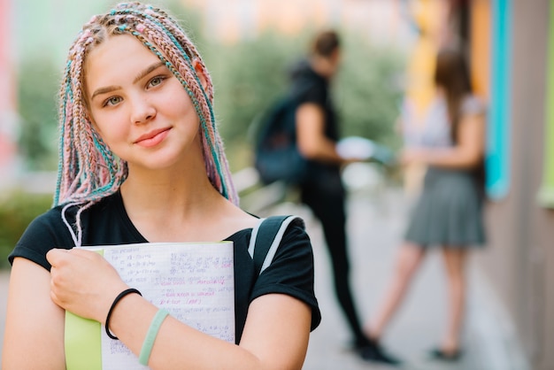 Teen girl posant avec le manuel