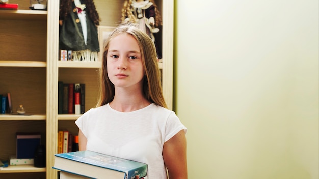 Photo gratuite teen girl with books