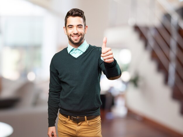 Teen avec un grand sourire montrant un geste positif