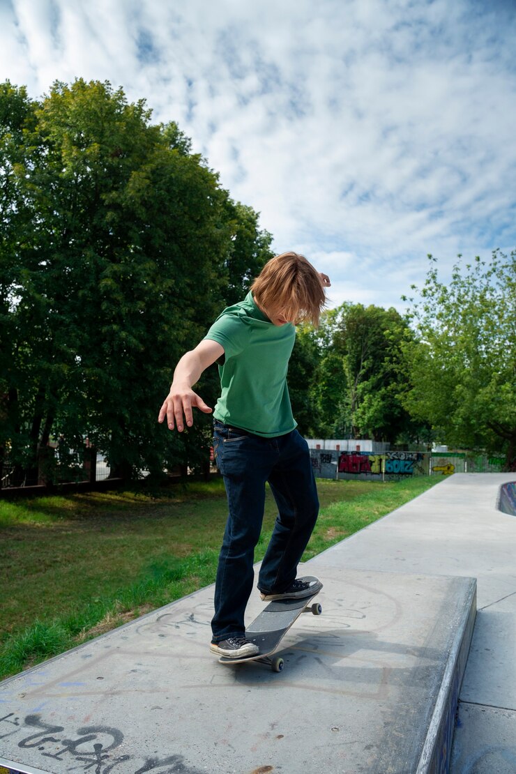Photo gratuit teen sur planche à roulettes à l'extérieur vue de côté