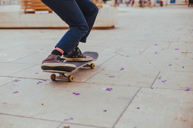 Photo gratuite teen riding skateboard on pavé pavillon