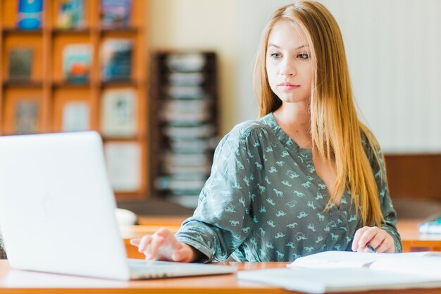 Teen utilisant un ordinateur portable pendant la leçon