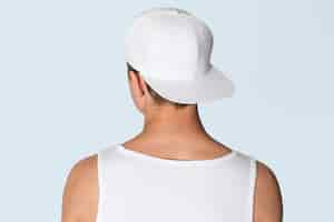 Photo gratuite teenage boy in white snapback cap et débardeur street fashion shoot vue arrière