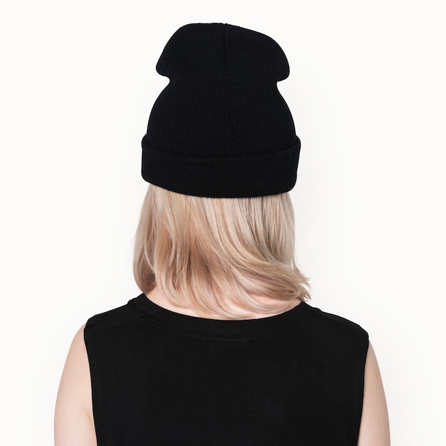 Photo gratuite teenage girl in black beanie candide pour street fashion shoot vue arrière