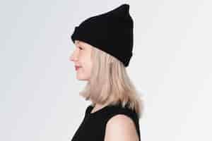 Photo gratuite teenage girl in black beanie profile portrait pour street fashion shoot
