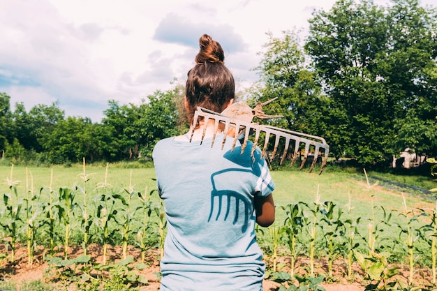 Photo gratuite teeneger sans visage avec des outils de jardin