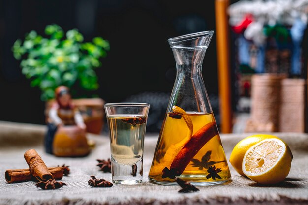 Teinture à l'anis cannelle boisson zeste de citron vue de côté