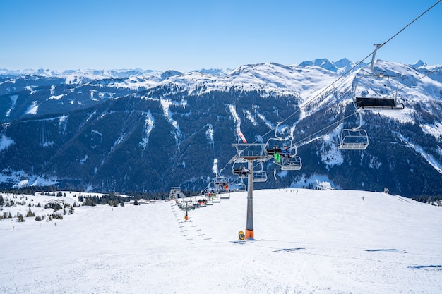 Téléphérique avec les Alpes enneigées