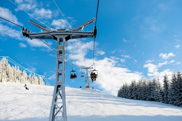 Téléphériques Dans Les Carpates En Hiver Les Skieurs à Cheval Sur Les Montagnes Enneigées Roumanie Photo Premium