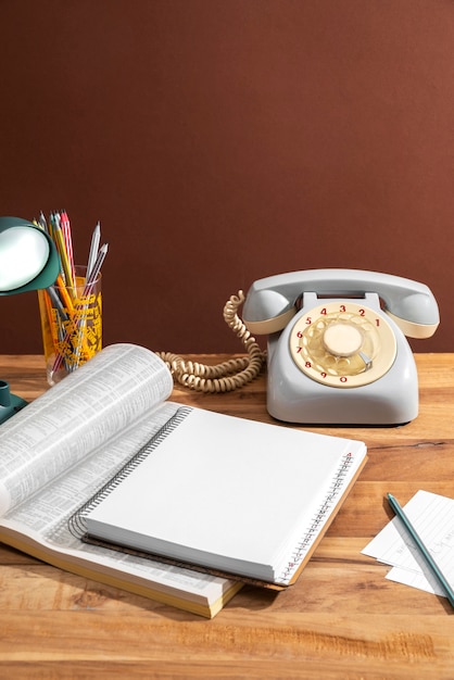 Téléphone à angle élevé et livres