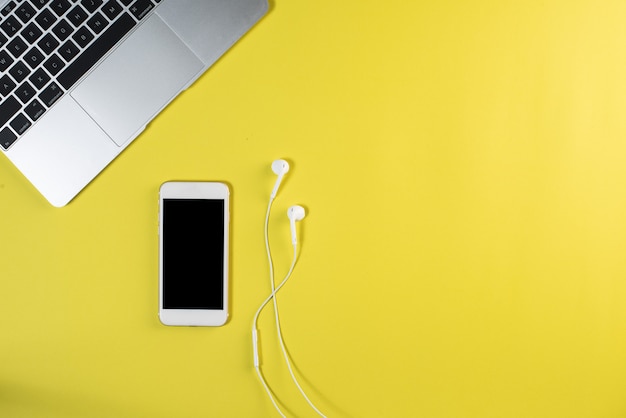 Téléphone cellulaire vue de dessus sur le bureau blanc