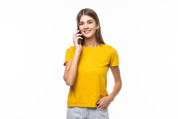 Téléphone de femme heureuse parlant. Visage avec un sourire à pleines dents, isolé sur blanc