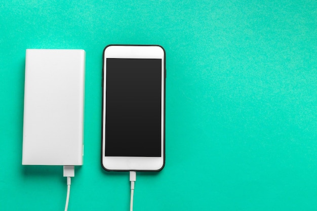 Téléphone mobile se connecter à la banque d'alimentation de la batterie