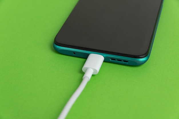 Téléphone portable bleu connecté au câble USB type C - Chargement