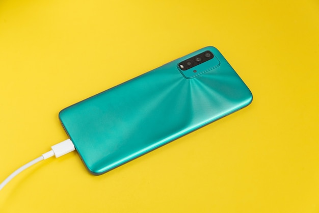 Téléphone portable bleu connecté au câble USB type C - Chargement